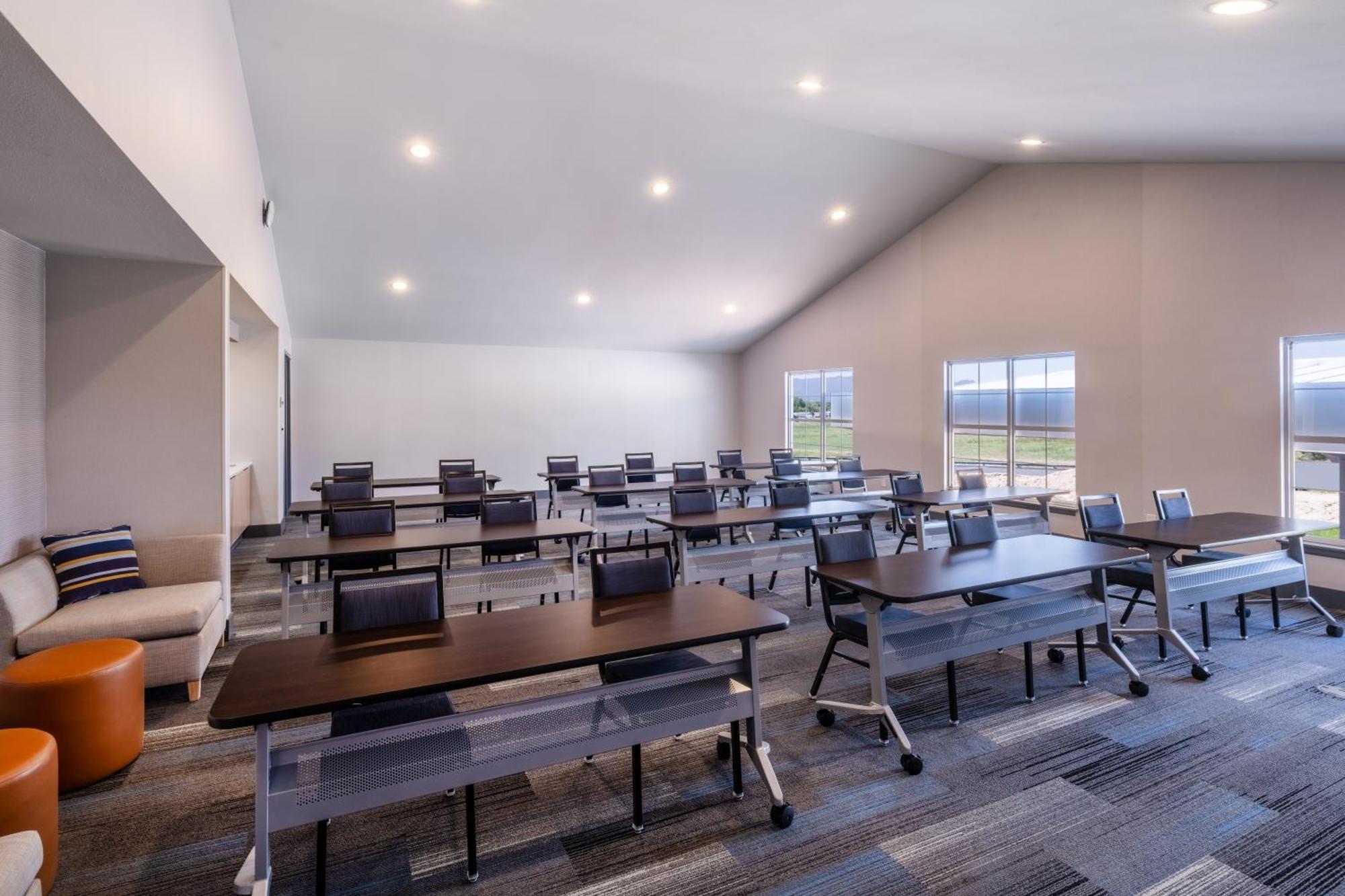 Отель Hyatt House Colorado Springs Airport Экстерьер фото